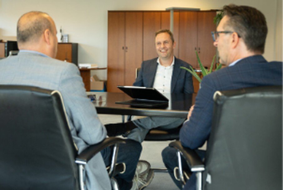 Pellaton in overleg en aan het werk